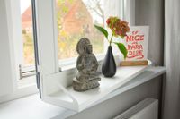 Frischluft-Fensterbrett mit Buddha